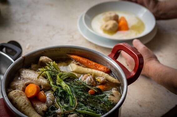 מרק העוף של שרי אנסקי // צילום: אריק סולטן